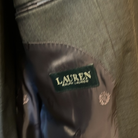 Ralph Lauren 100% Wool suit (Jacket 48L, Pants 43x33 (length is easily altered) - Picture 4 of 5
